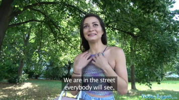 Utca ügynöke - Bájos olasz csajszi furulyázik a parkban egy fuvarért cserébe