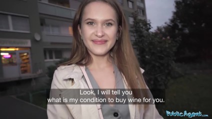 Egy üveg borért cserébe, megengedte az utca ügynöknek, hogy megkefélje!