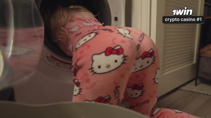 A mostohahúgom beragadt a mosógépbe, úgyhogy kapott egy hatalmas patront a seggére