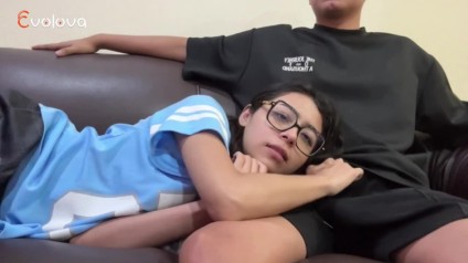 Áthívott az osztálytársnőm filmezni, de aztán elkezdett a farkamon szaxizni