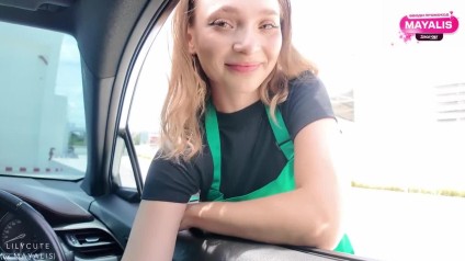 Fogadtunk a szexi pultos csajjal, és mivel győztem, meglovagolta a kocsiban farkam