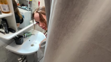 Egy kicsit megfenyegettem a mostoha húgomat, és máris örömmel cibálta a faszomat